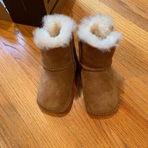 Infants size Small UGG boots in chestnut